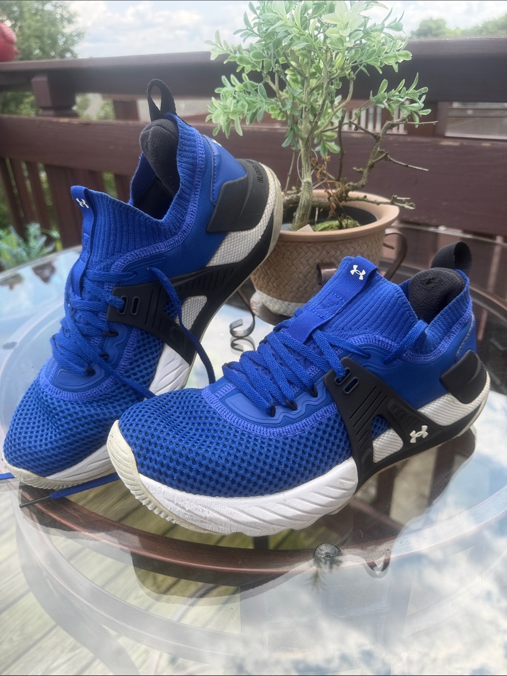 Under Armour Men Blue and White and black Knit Athletic Sneakers